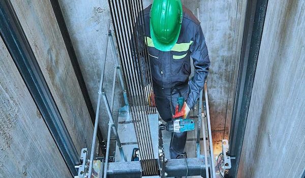 مراحل اینورتر کردن آسانسور کارگاهی در اصفهان